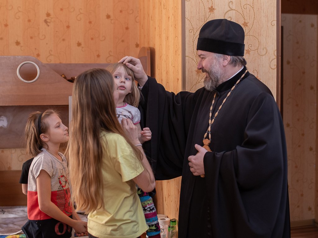 Епископ Симон с беженцами из Донбасса в детском епархиальном приюте в станице Манычской. Фото: Шахтинская епархия
