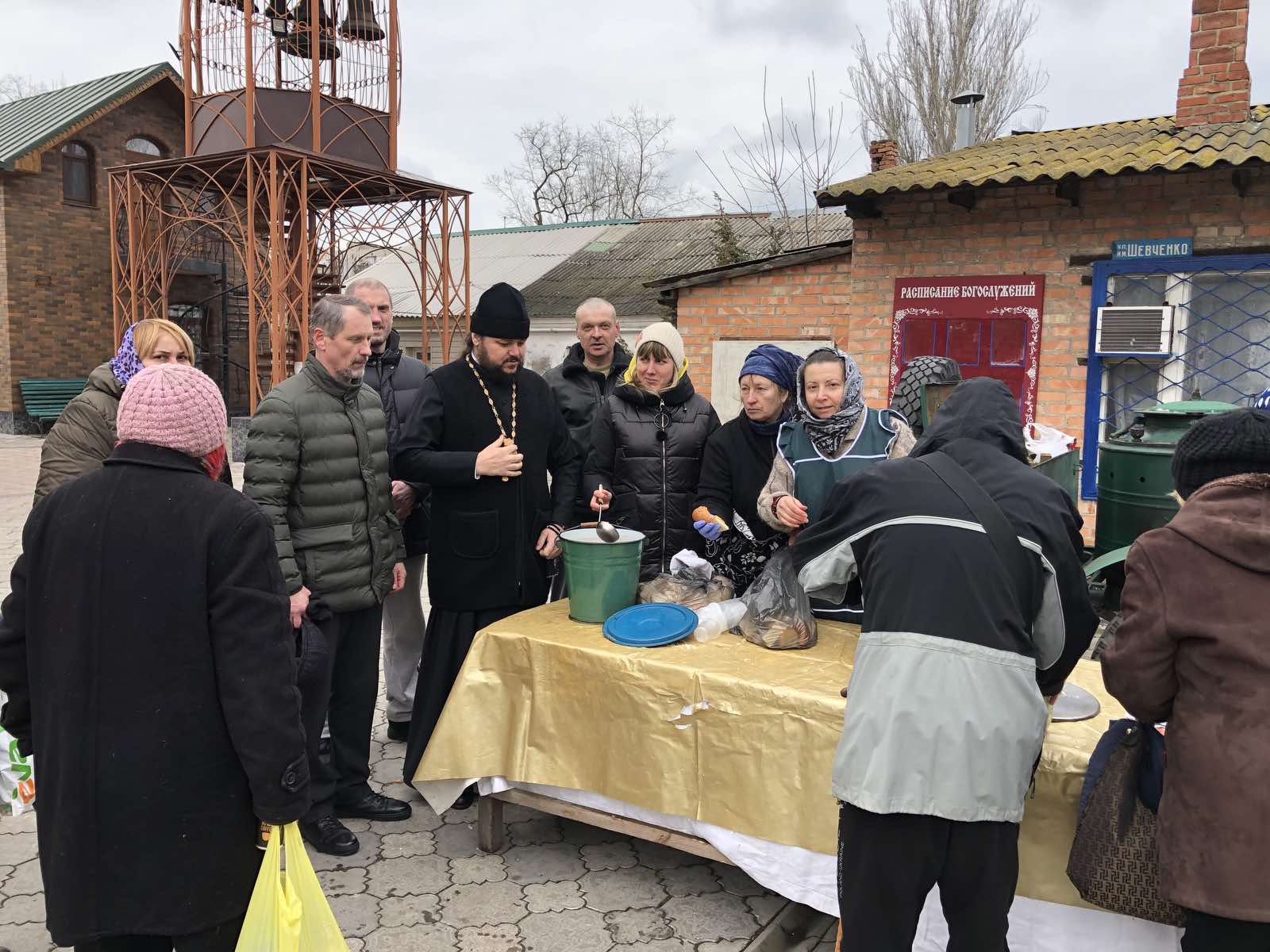 В Бердянске православные приходы организовали горячие обеды для нуждающихся