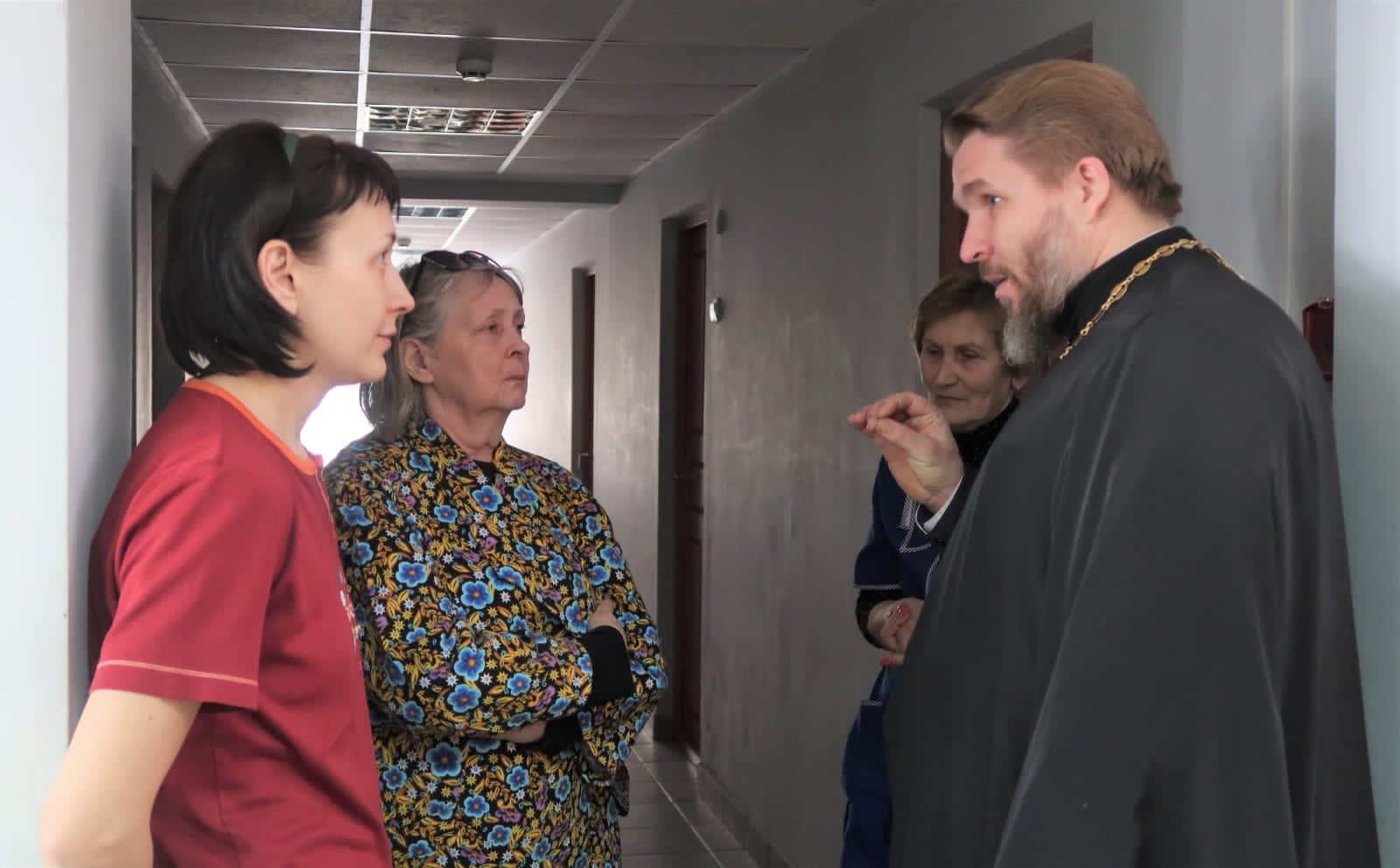 Священник Калужской епархии навещает беженцев из Донбасса. Фото: сайт Калужской епархии