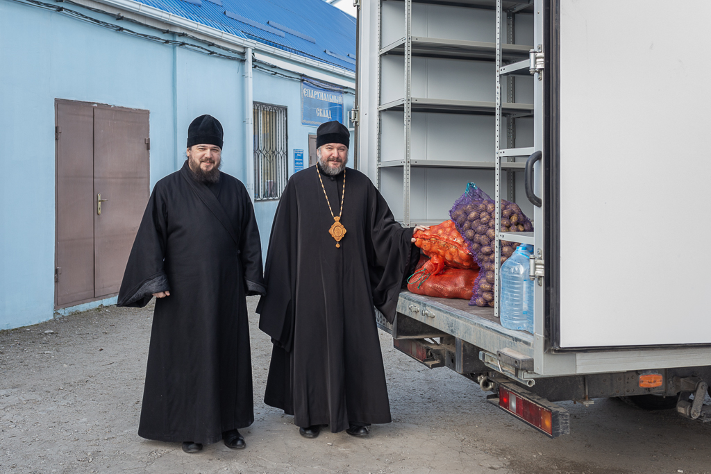Епископ Волгодонский Антоний передает Шахтинской епархии гуманитарную помощь для беженцев. Фото: сайт Шахтинской епархии