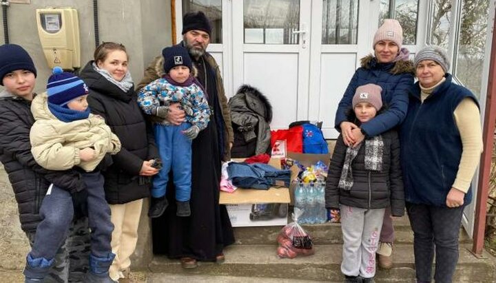 Молдавская Православная Церковь передает гуманитарную помощь беженцам. Фото: news.church.ua