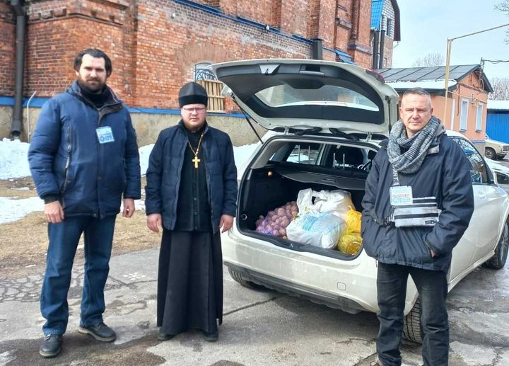Священники в Харькове раздают продукты пострадавшим мирным жителям. Фото: сайт «Союз православных журналистов»