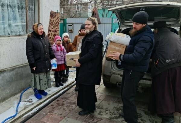 Передача гуманитарной помощи жителям Луганска
