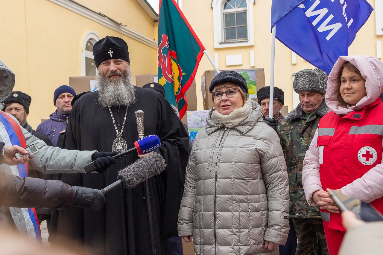 Митрополит Никодим передает гуманитарную помощь для беженцев. Фото: сайт Новосибирской епархии