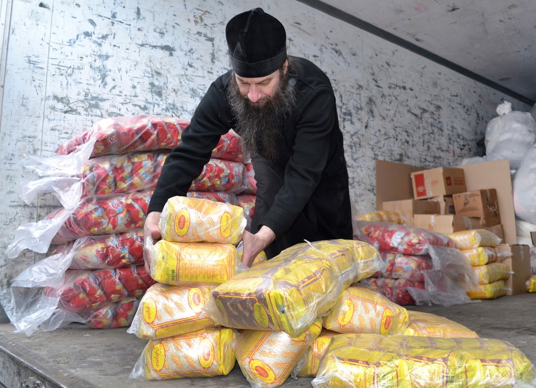 Епископ Орский Ириней принимает участие в погрузке продуктовой помощи для беженцев. Фото: сайт Орской епархии