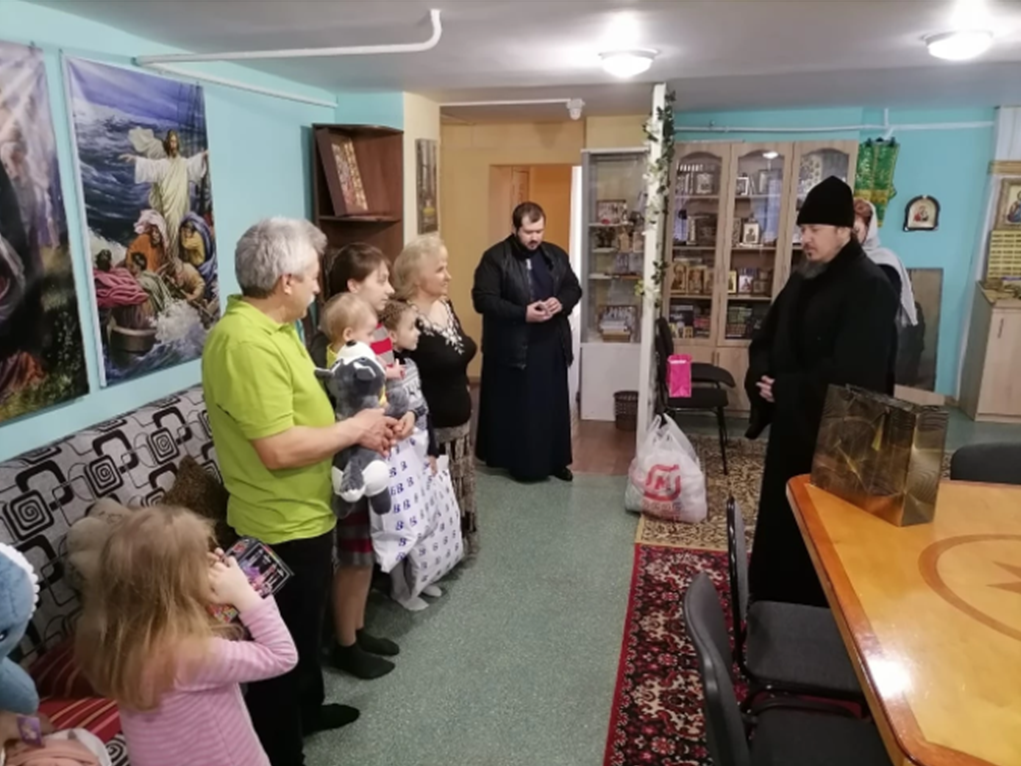 Епископ Ливенский Нектарий посещает беженцев в епархиальном приюте для женщин. Фото: сайт Ливенской епархии