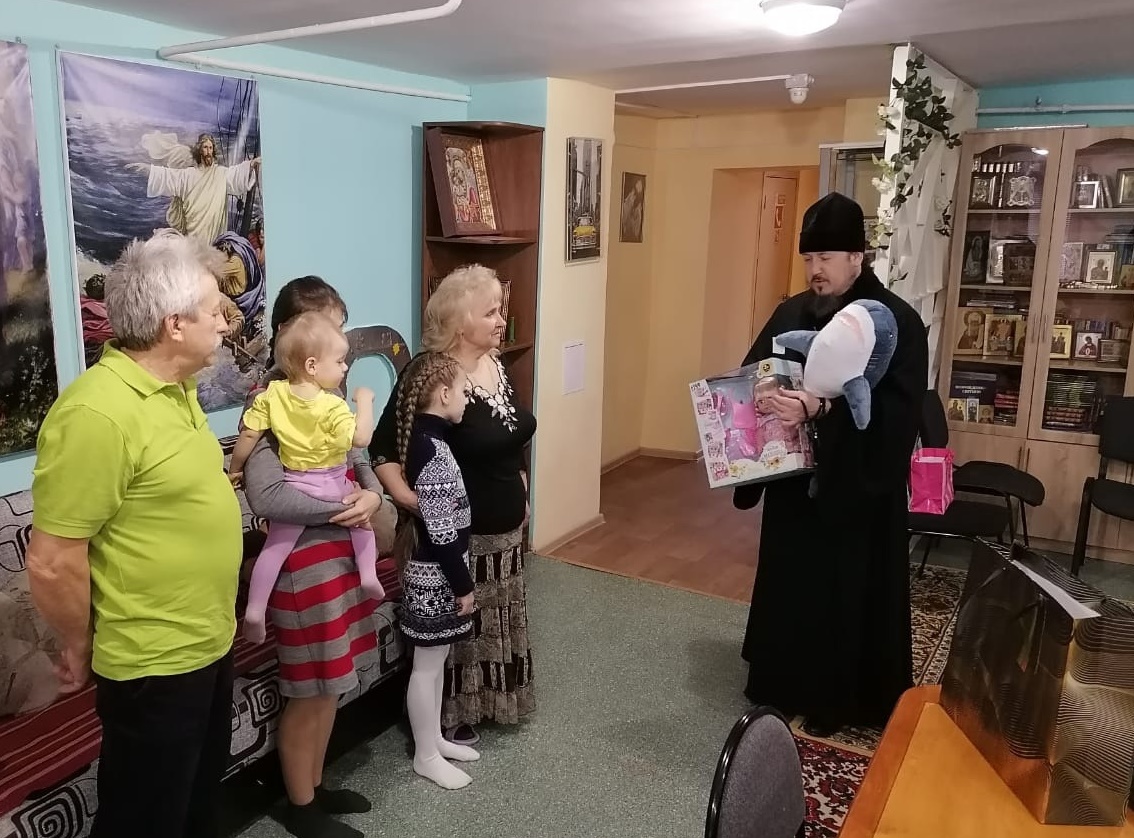 Епископ Ливенский Нектарий навещает беженцев в епархиальном приюте для женщин. Фото: официальная группа Ливенской епархии в ВК