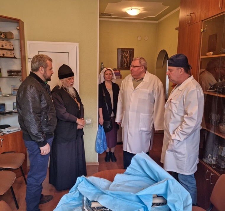 Епископ Пантелеимон передает гуманитарную помощь в Донецке