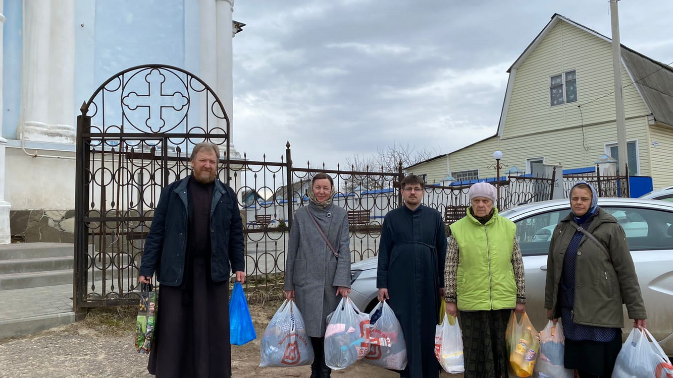Посещение сотрудниками социального отдела Рославльской епархии беженцев в ПВР Смоленской области
