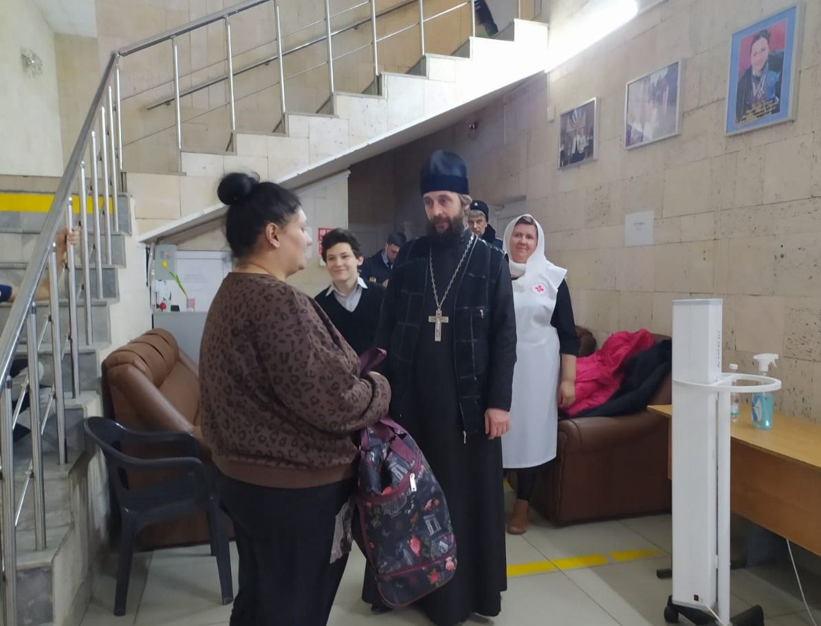 Передача гуманитарной помощи беженцам в Шахтинской епархии
