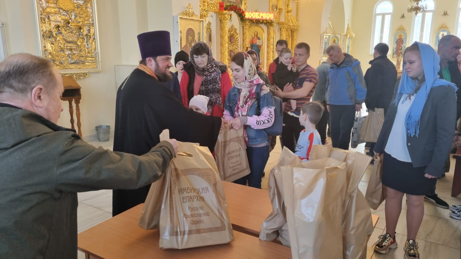 Беженцы из Мариуполя получают пасхальные подарки в Симбирской епархии