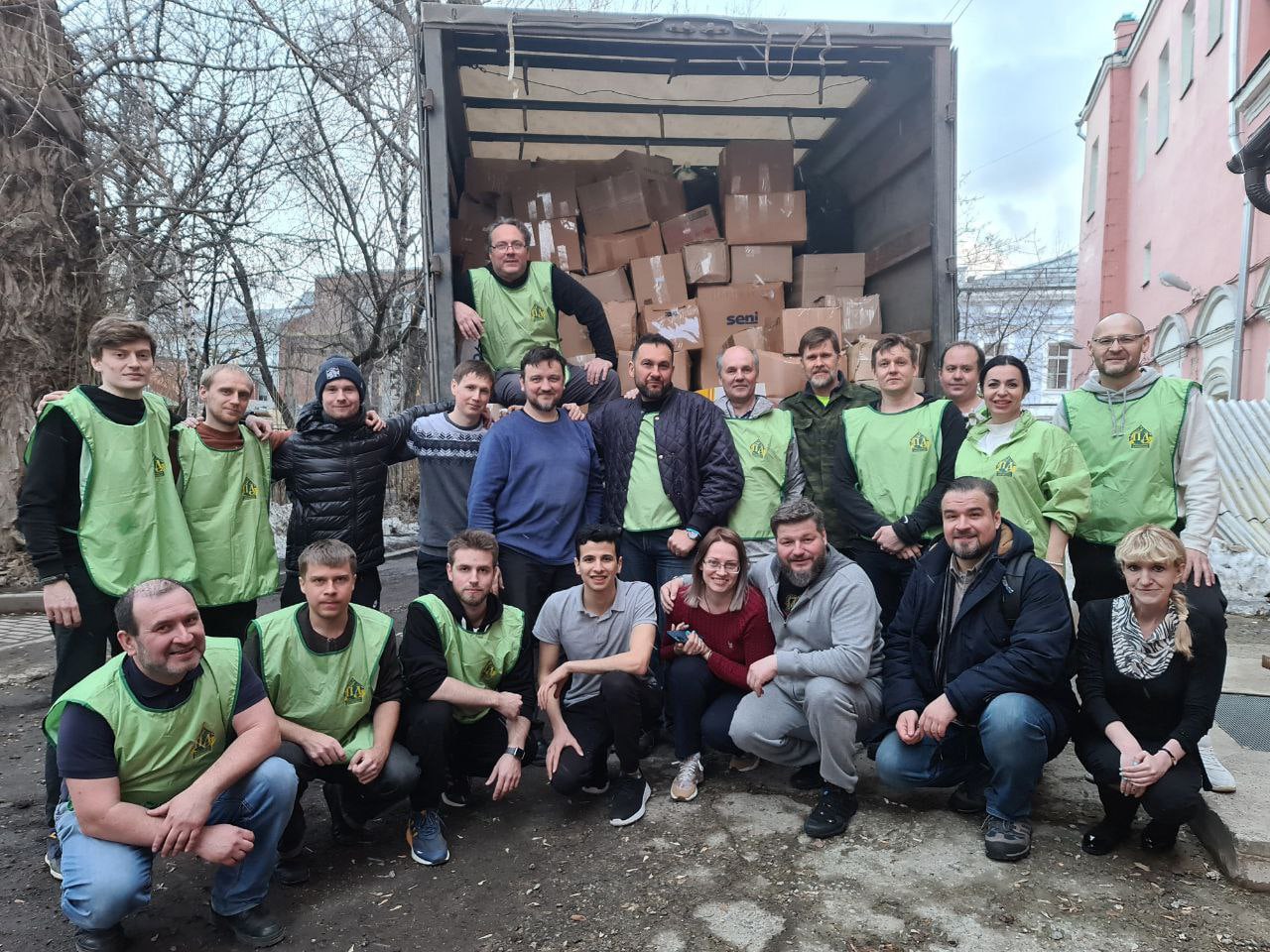 Движение «Православные добровольцы» вместе с другими волонтерами собирает и отвозит в Белгород большие партии гуманитарной помощи для передачи мирным жителям Харьковской области