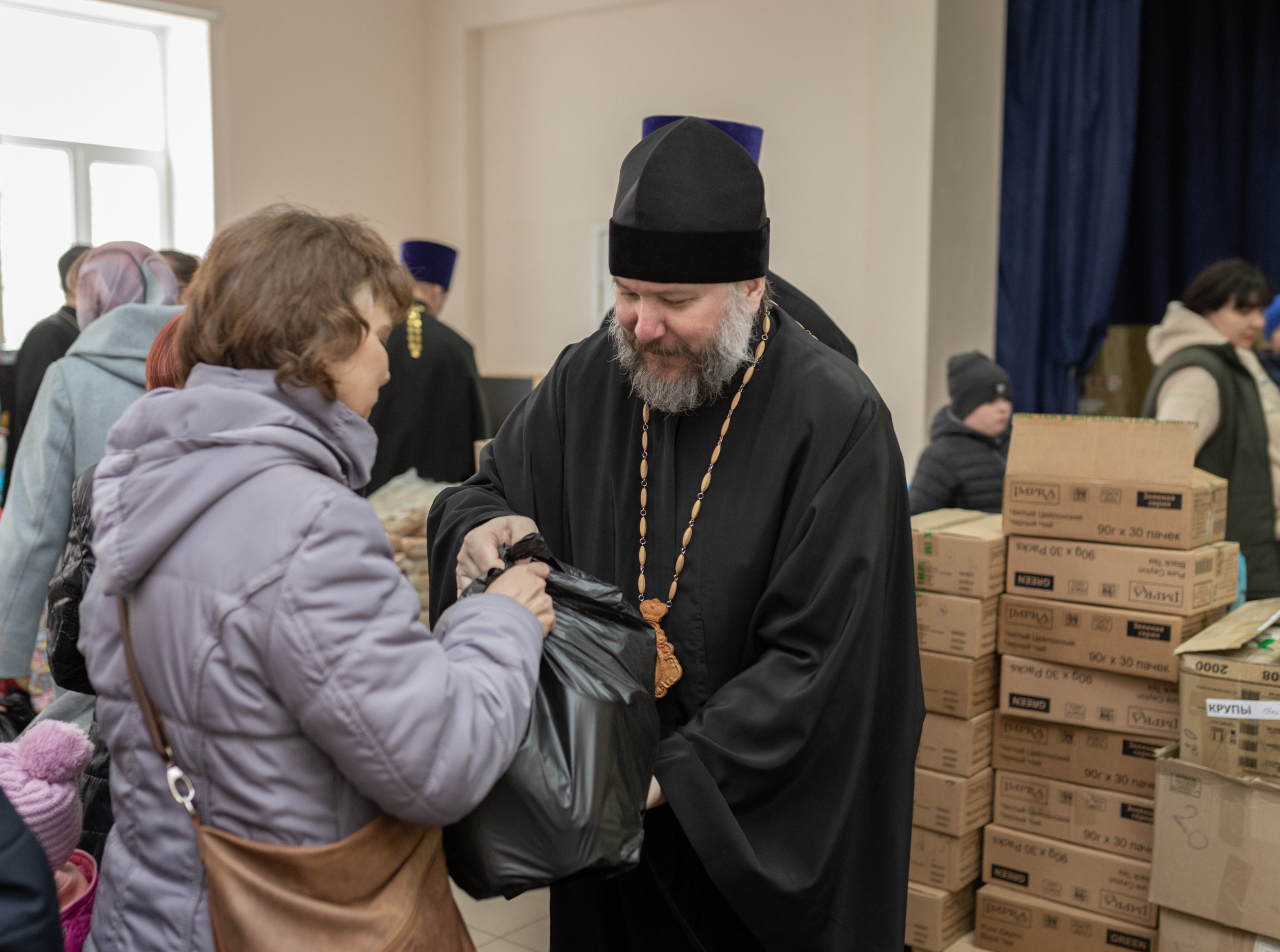 Епископ Шахтинский и Миллеровский Симон передает гуманитарную помощь беженцам. Фото: иерей Даниил Зырянов