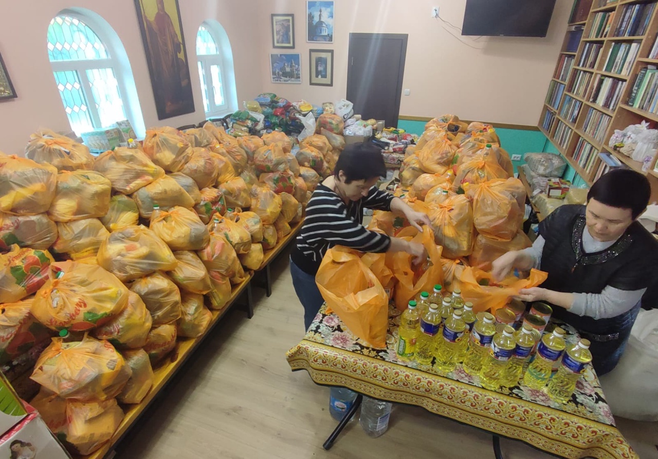 Фасовка гуманитарной помощи в Симферопольской епархии для отправки пострадавшим мирным жителям в зону конфликта