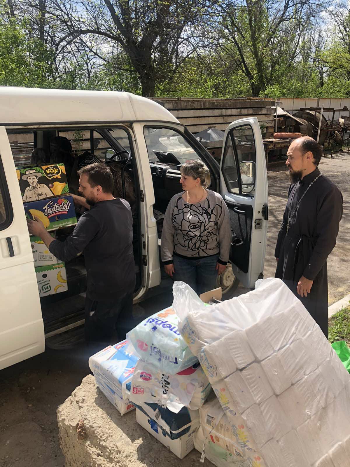 Передача гуманитарной помощи от Луганской епархии