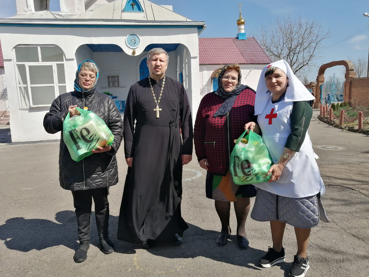 Передача гуманитарной помощи беженцам в Шахтинской епархии
