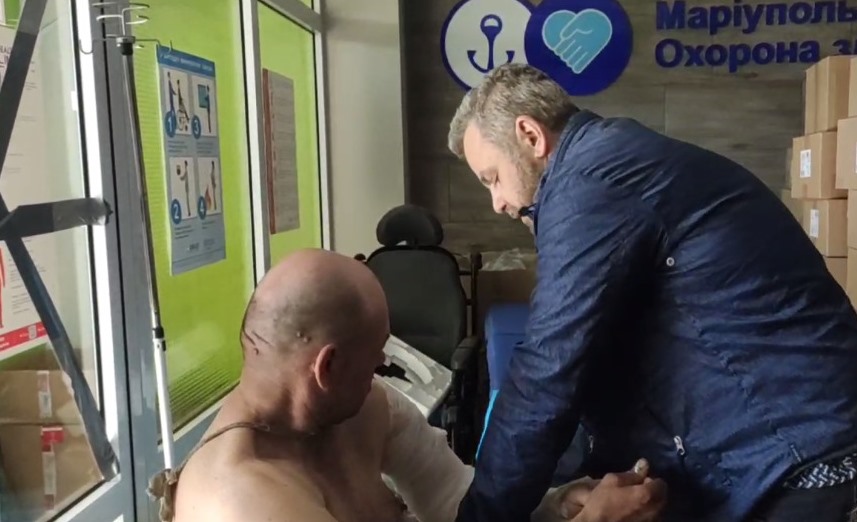 Директор и главный врач церковной Больницы Святителя Алексия Алексей Заров оказывает экстренную помощь в Мариуполе