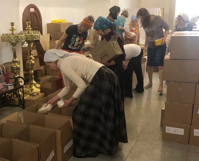 Волонтеры сестричества храма святого Харлампия в Иркутске собрали для жителей Горловки 1000 продуктовых наборов 
