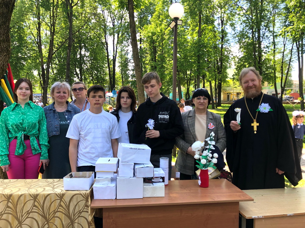 Участники благотворительного марафона «Пасхальные дни милосердия» в Рославльской епархии 