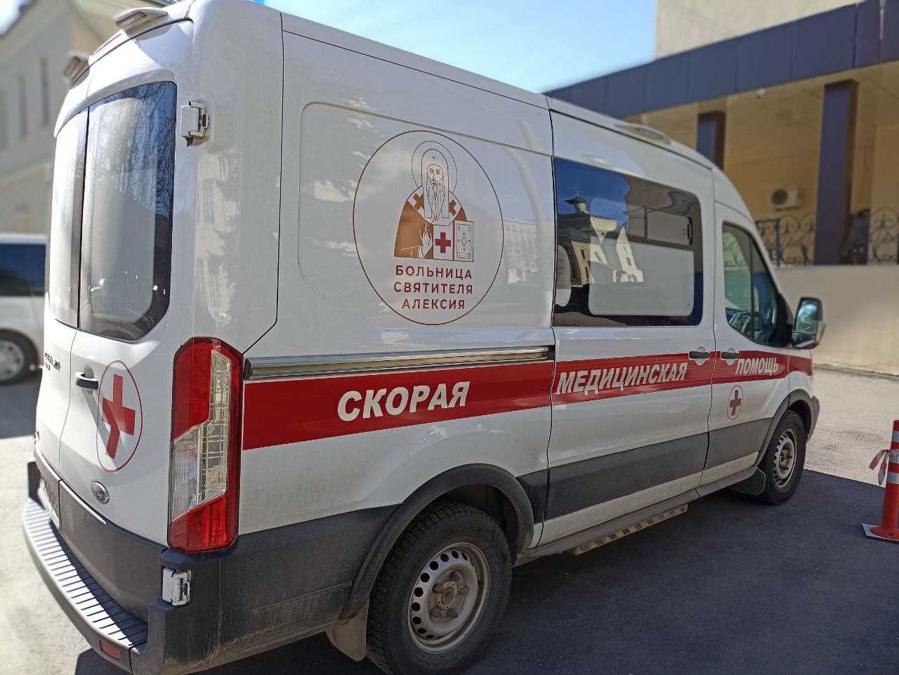 Врачи церковной Больницы Святителя Алексия доставляют пострадавших мирных жителей на лечение в Москву