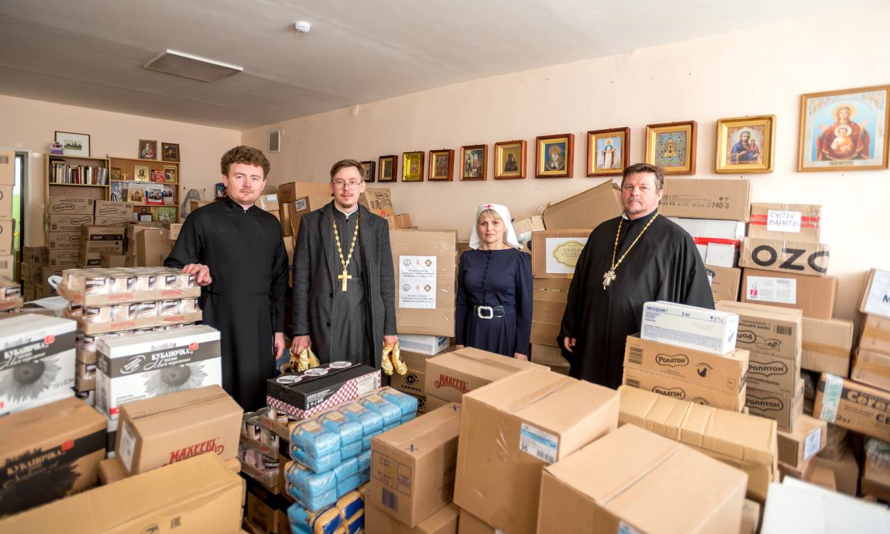 Сотрудники Белгородской епархии в штабе помощи беженцам