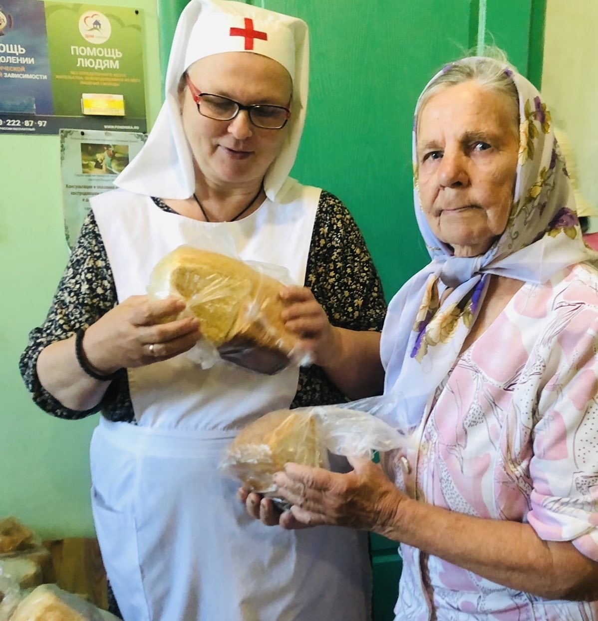 Передача хлеба, выпеченного в мини-пекарне при Свято-Троицком храме Кургана