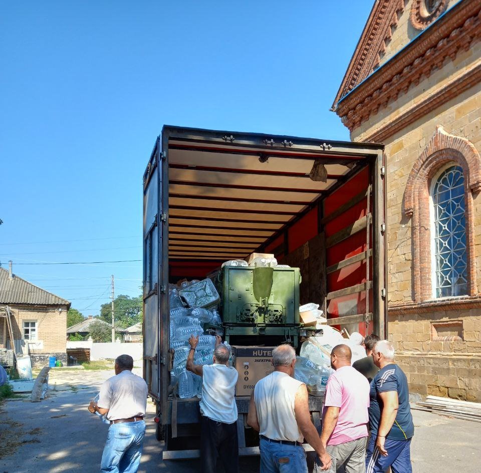 Разгрузка гуманитарной помощи от Синодального отдела по благотворительности для мирных жителей Лисичанска