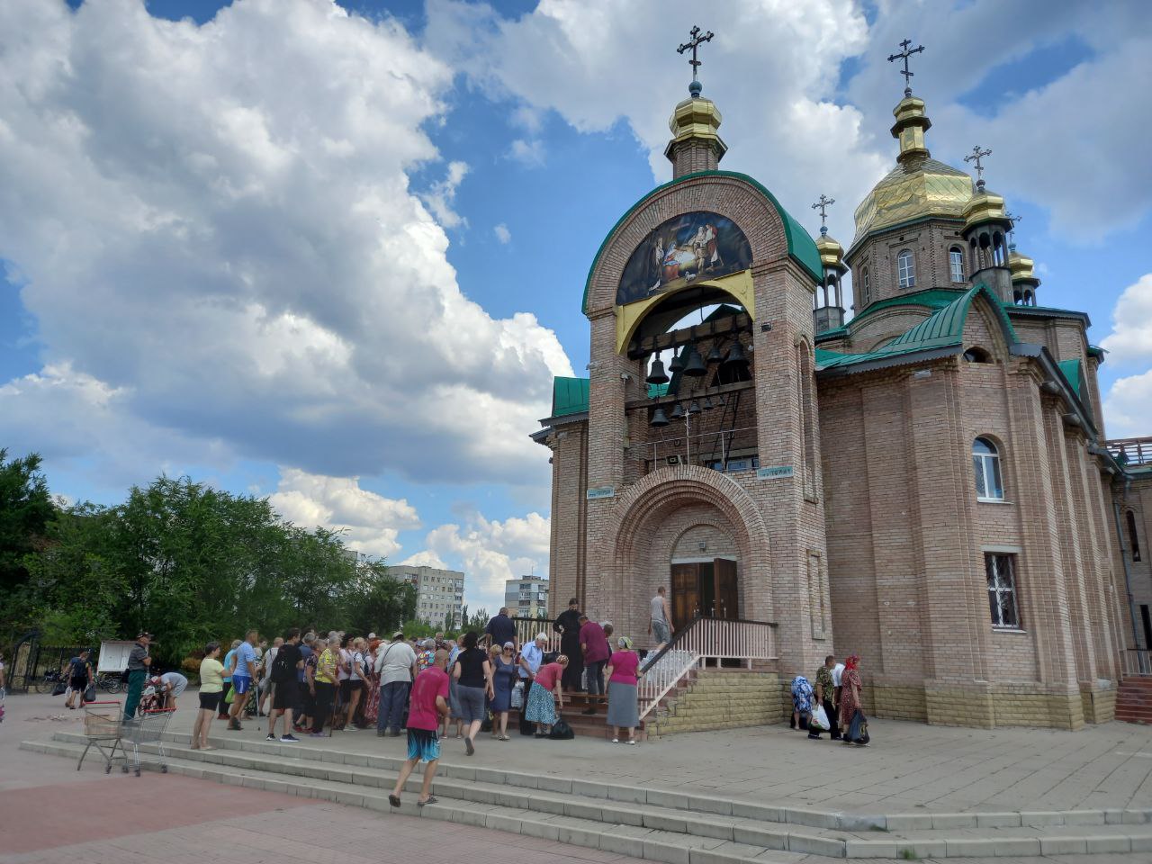 Раздача гуманитарной помощи в Северодонецкой епархии
