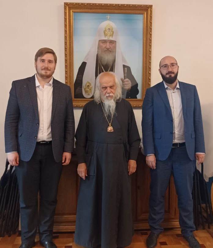Епископ Пантелеимон с Данилом Булычевым (на фото слева) и Евгением Борисовым (на фото справа)