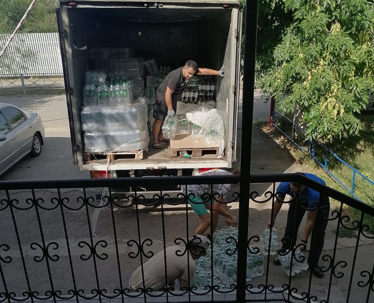 Ахтубинская епархия Астраханской митрополии передала питьевую воду для пострадавших мирных жителей в зоне конфликта