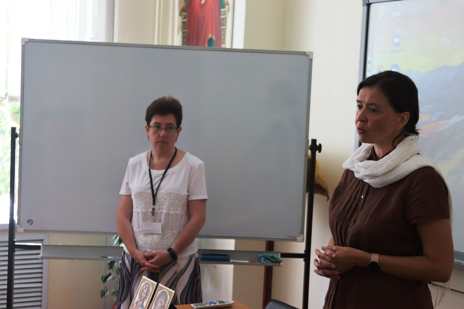 Татьяна Зальцман (на фото слева) и Вероника Леонтьева (на фото справа) проводят семинар во Владивостокской епархии. Фото: официальный сайт Владивостокской епархии 