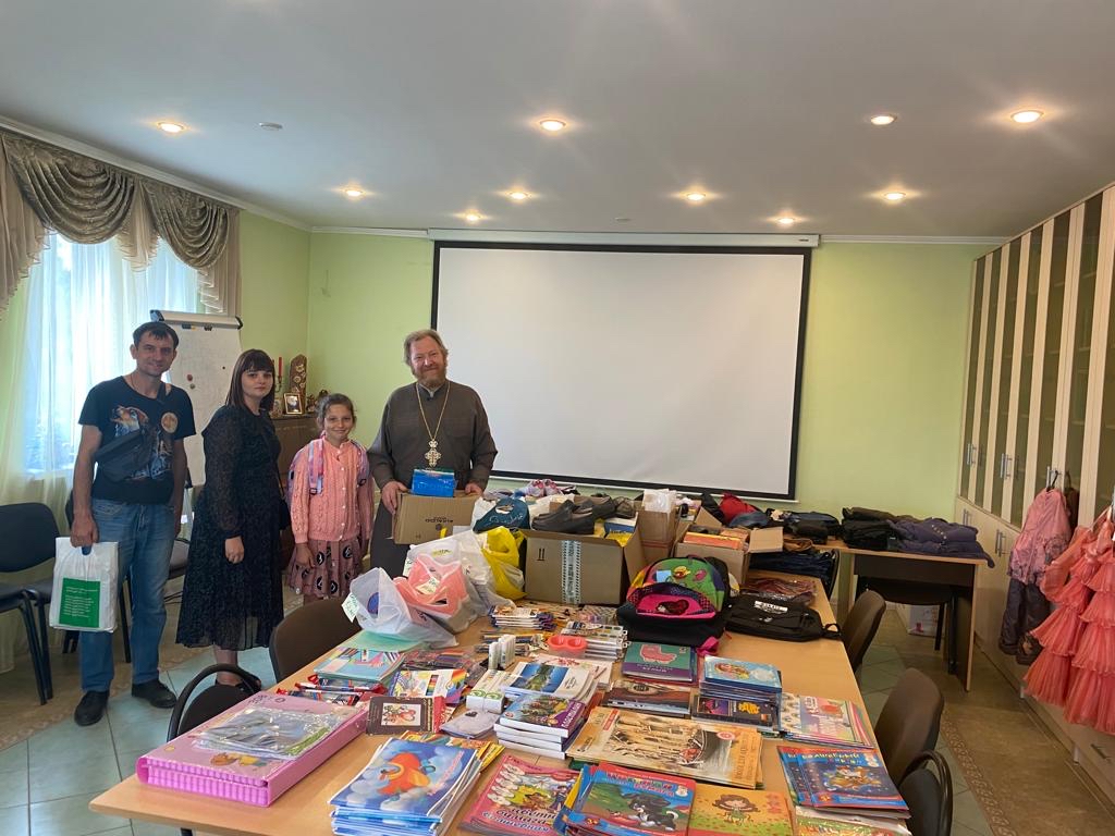 Передача подарков к школе детям из нуждающихся семей в Рославльской епархии