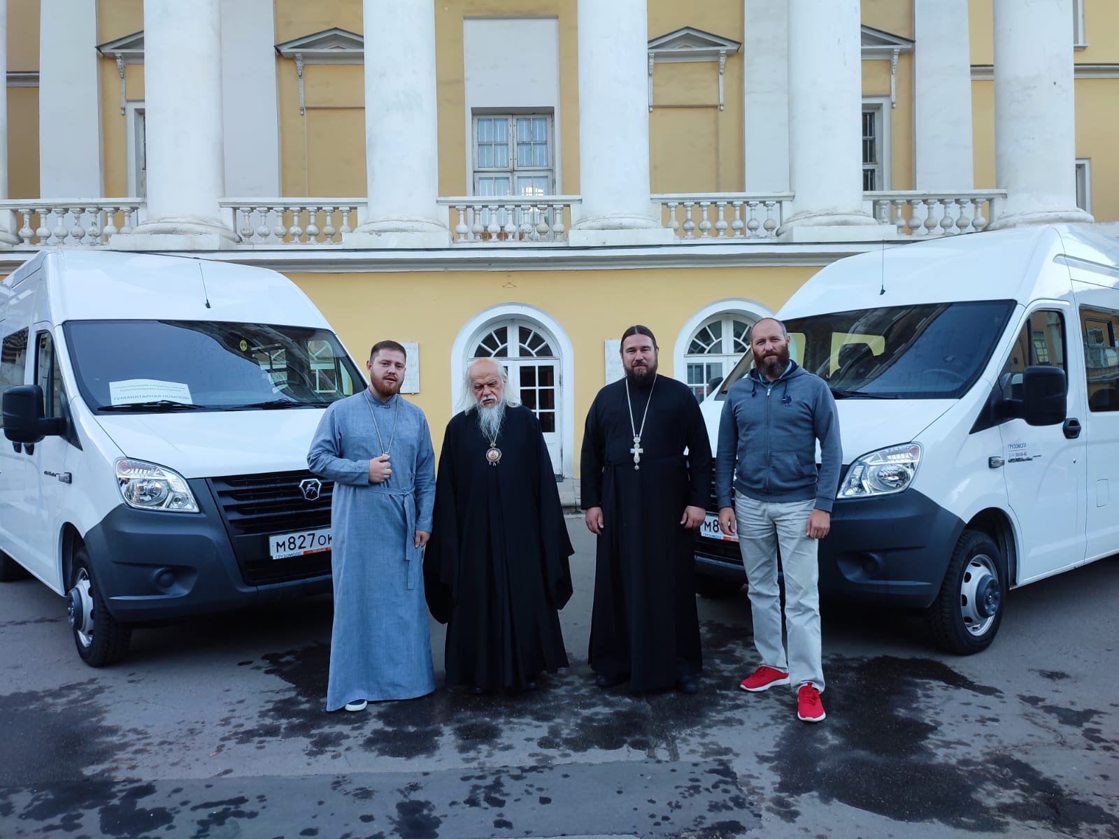Чин освящения автомобилей совершил в Москве председатель Синодального отдела по благотворительности епископ Верейский Пантелеимон.