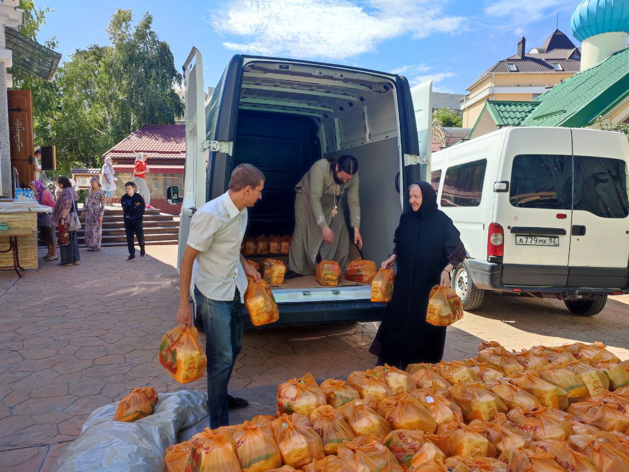 Свято-Троицкий женский монастырь города Симферополя передал 600 продуктовых наборов более чем на 4 тонны для мирных жителей в зоне конфликта