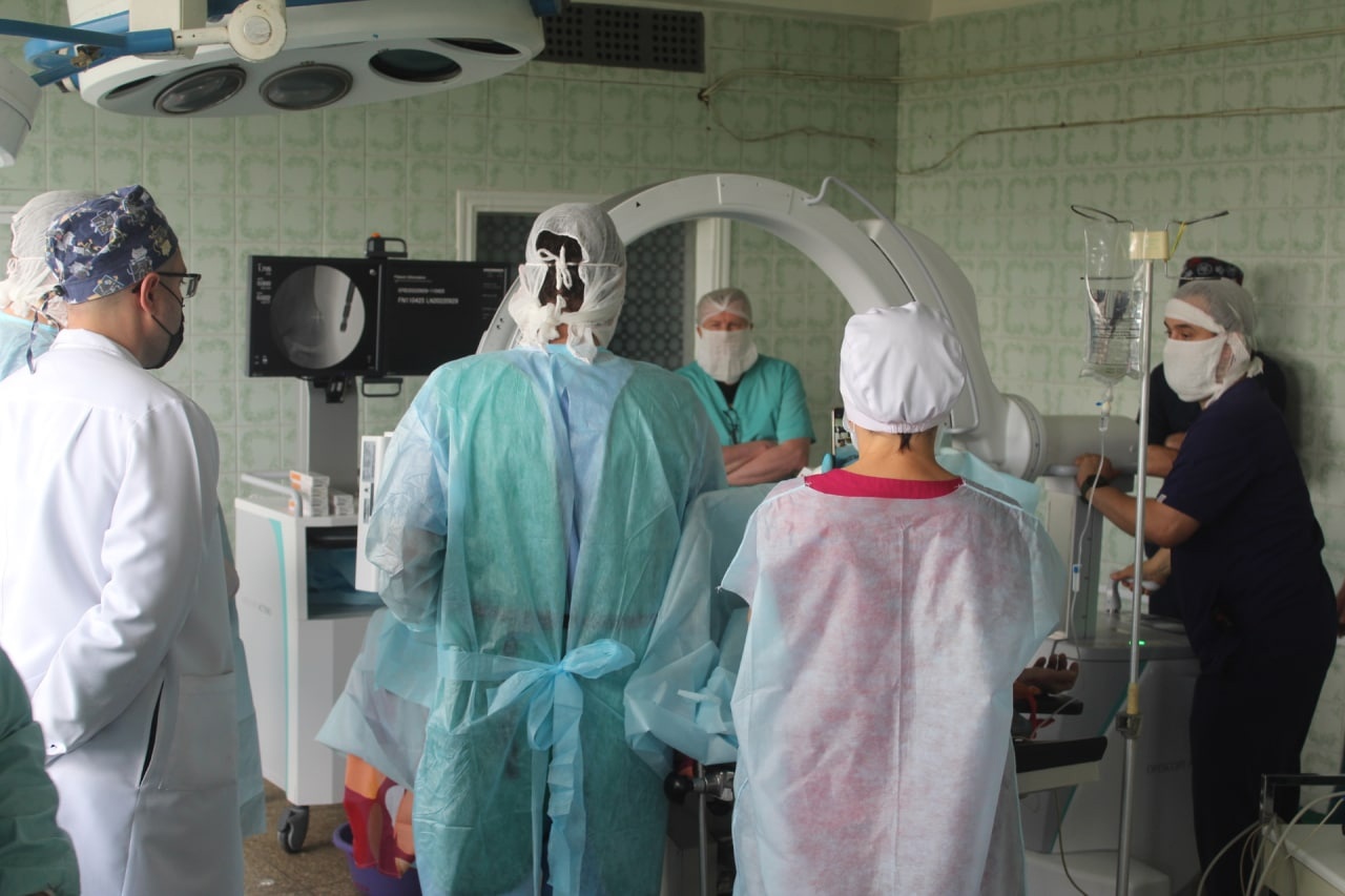 Во время операции в Горловской больнице с использованием нового аппарата. Фото: официальный сайт Горловской администрации