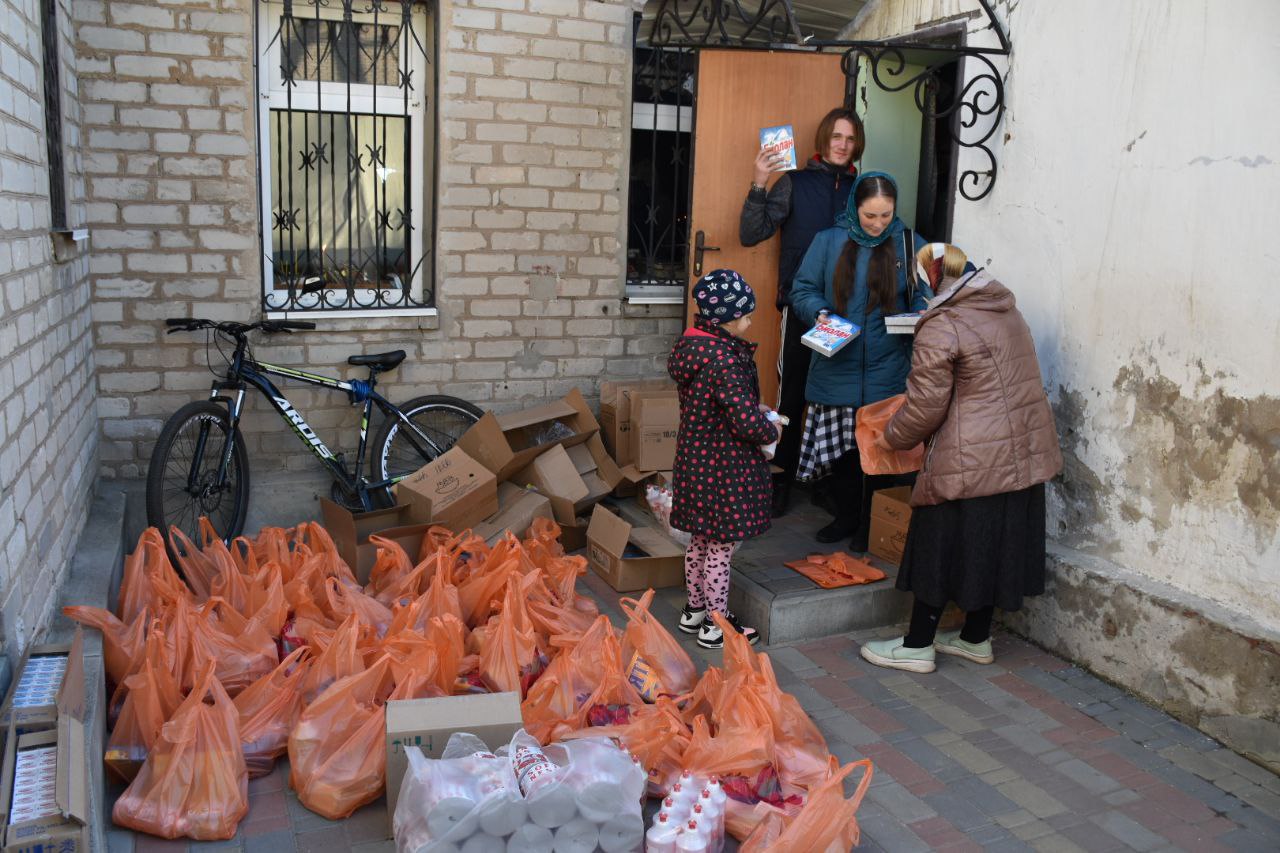 Раздача гуманитарной помощи мирным жителям Лисичанска