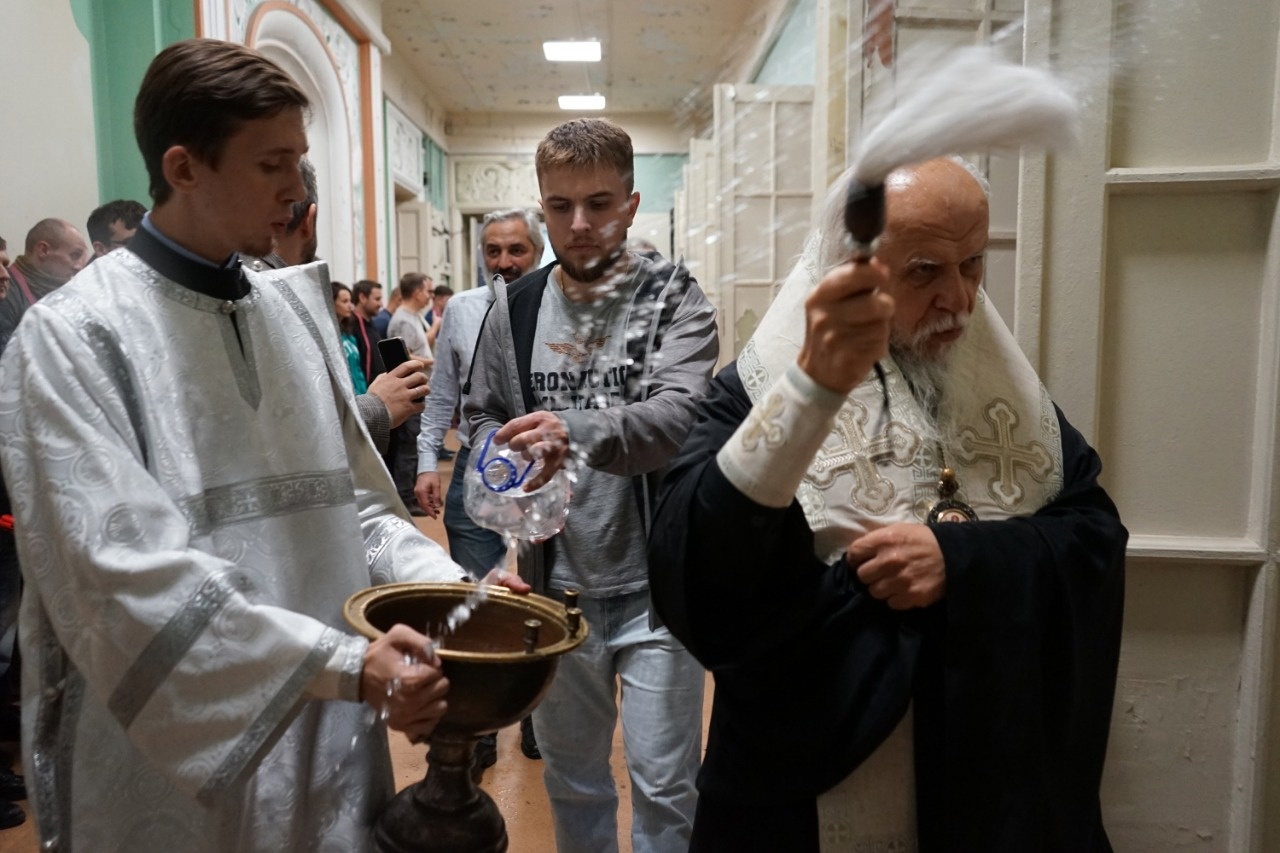 Епископ Пантелеимон освящает филиал Больницы Святителя Алексия для помощи раненым. Фото: Светлана Разумникова
