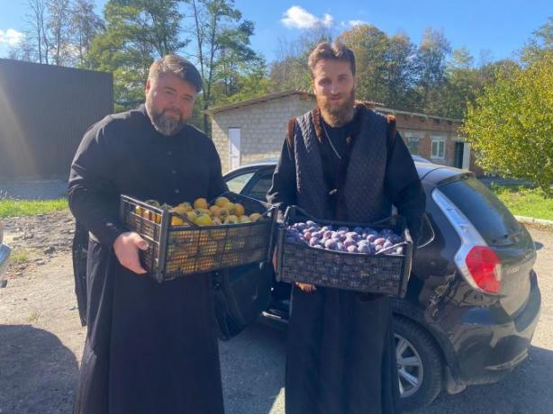 Представители Владикавказской епархии передают продукты в пункты временного размещения для беженцев