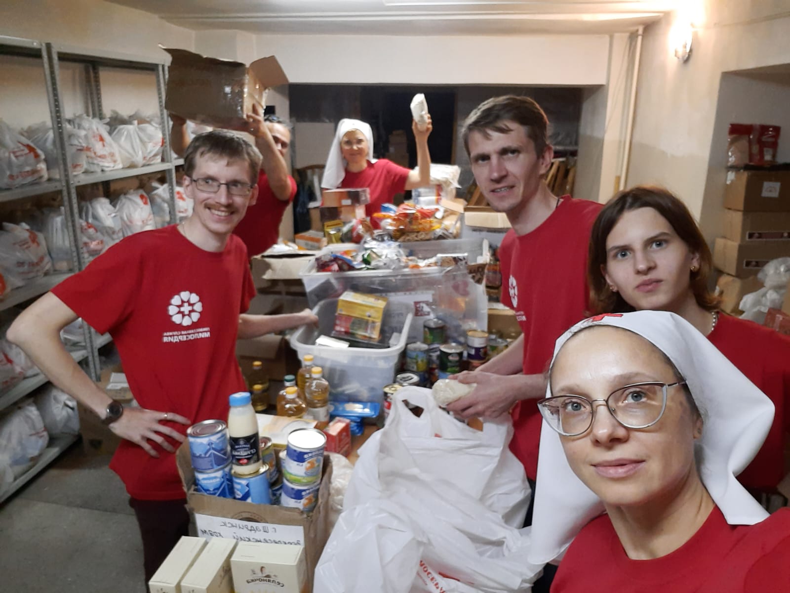 Добровольцы Екатеринбургской епархии помогают в фасовке продуктов в центре помощи беженцам в Белгороде
