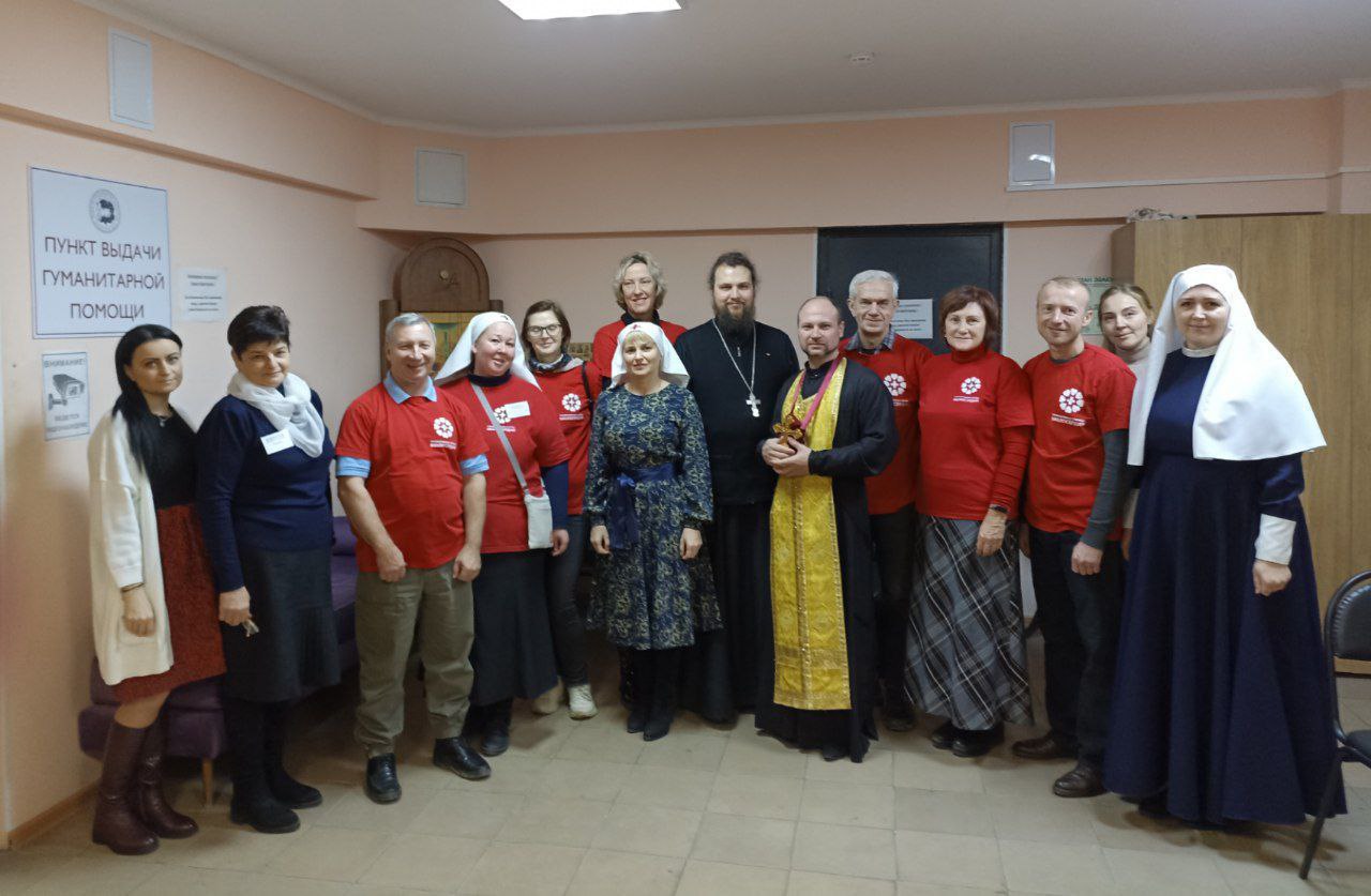 Добровольцы из Екатеринбургской епархии помогают в работе церковного штаба помощи беженцам 