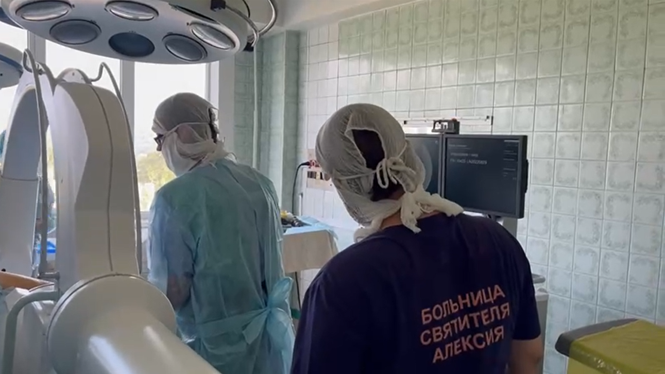 Во время операции в Горловской больнице №2 с использованием аппаратов, доставленных врачами-добровольцами Больницы Святителя Алексия