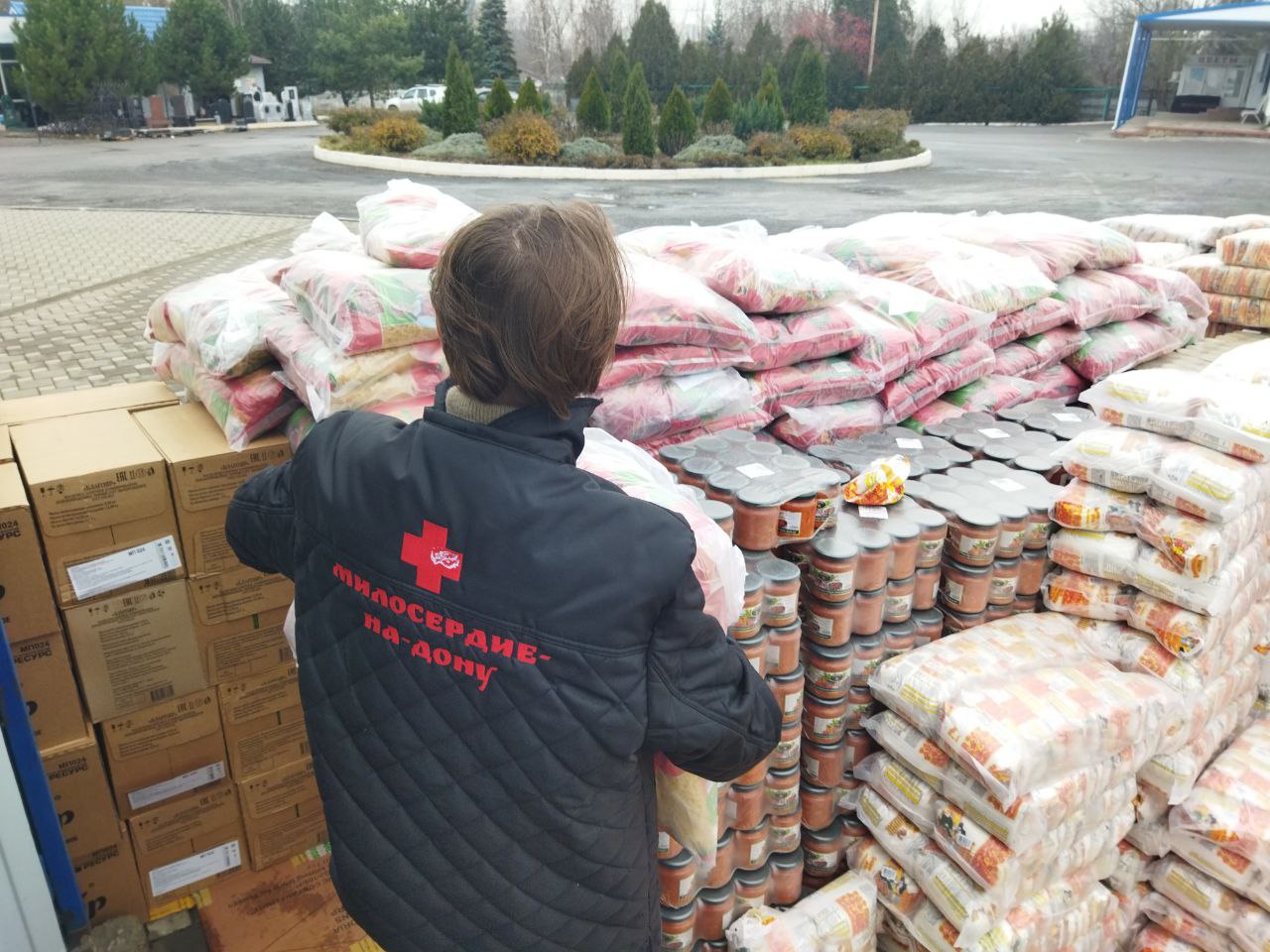 Центр гуманитарной помощи Ростовской епархии закупил восемь тонн продуктов для беженцев