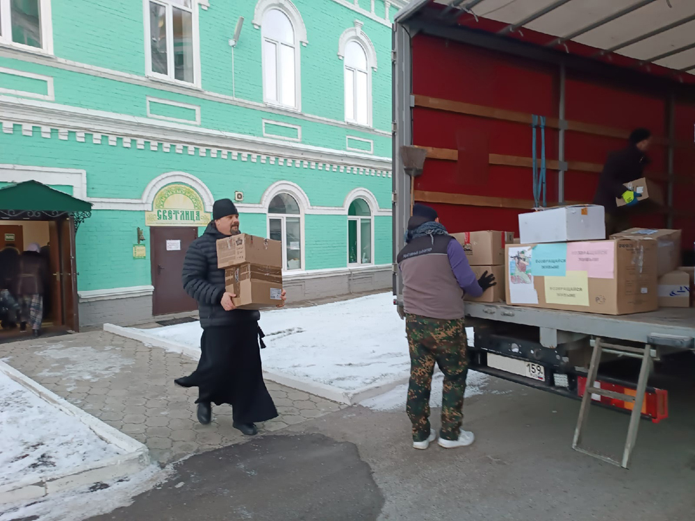 Погрузка гуманитарной помощи Донбассу от Пермской епархии 