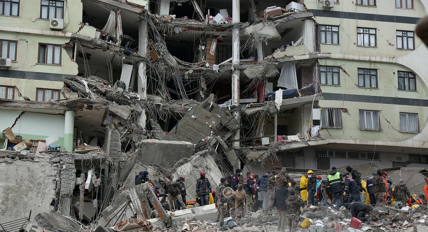 Спасательные работы на месте разрушенного в результате землетрясения здания в турецком городе Диярбакыр. Фото: © Sputnik / Сертач Каяр