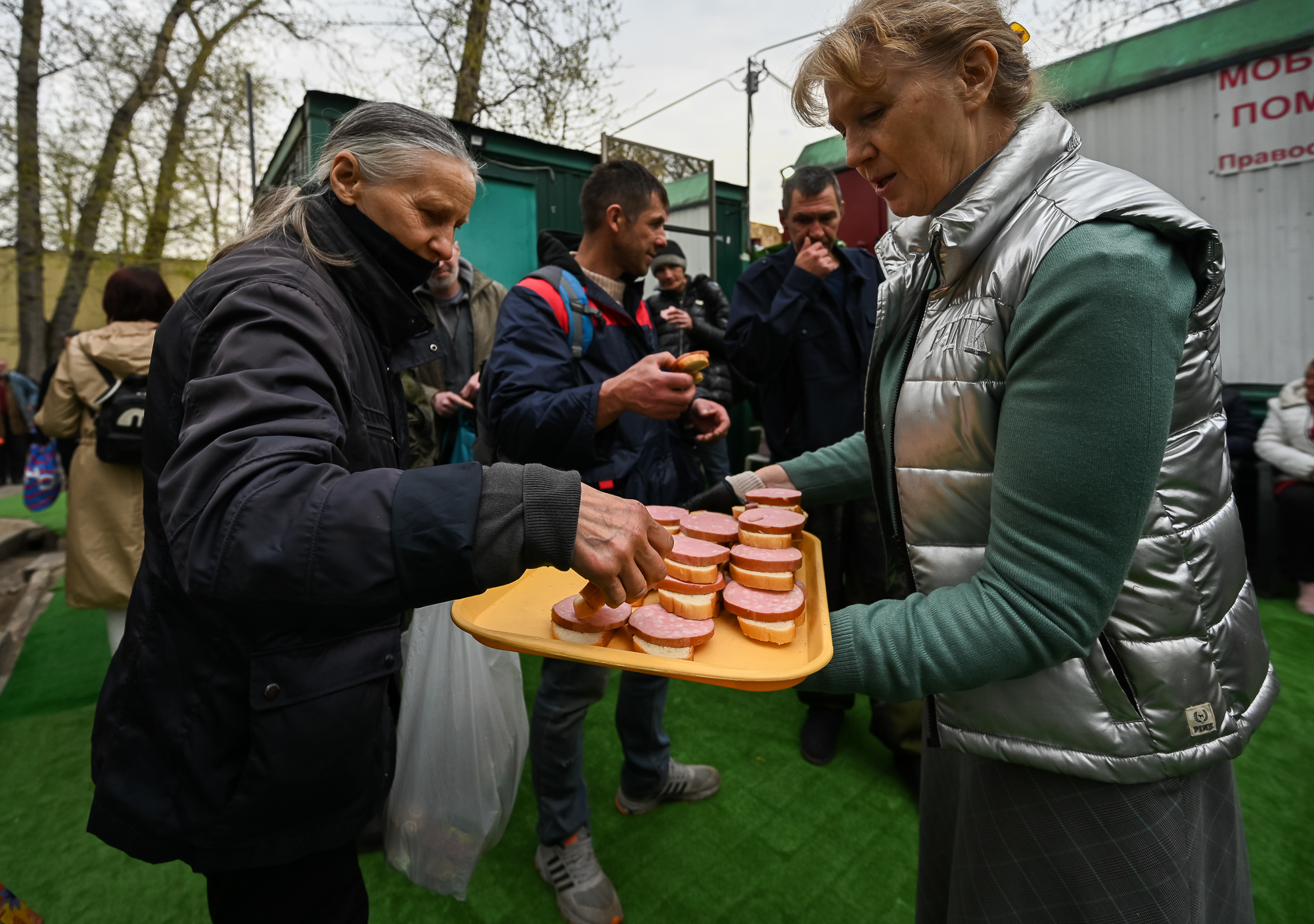 Пасхальный обед для бездомных в «Ангаре спасения». Фото: Мария Потокина.