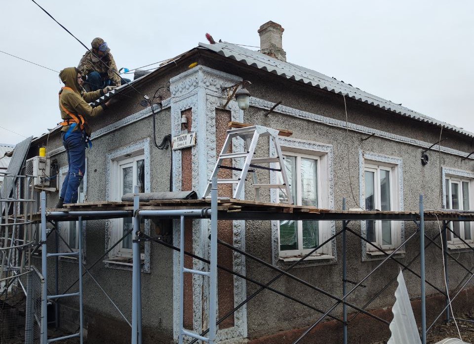 Церковные добровольцы ремонтируют дома в Мариуполе