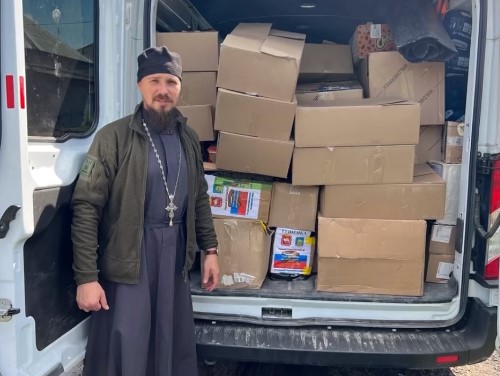 Руководитель социального отдела Луганской епархии протоиерей Александр Беспалов доставляет помощь пострадавшим мирным жителям