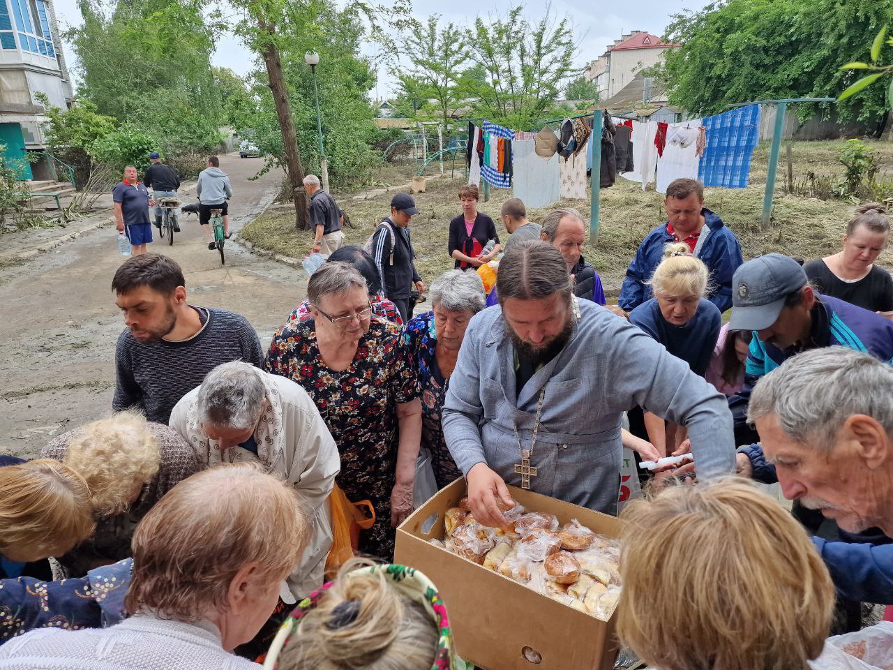 Руководитель Специального гуманитарного центра Крымской митрополии протоиерей Димитрий Кротков раздает еду пострадавшим от подтопления