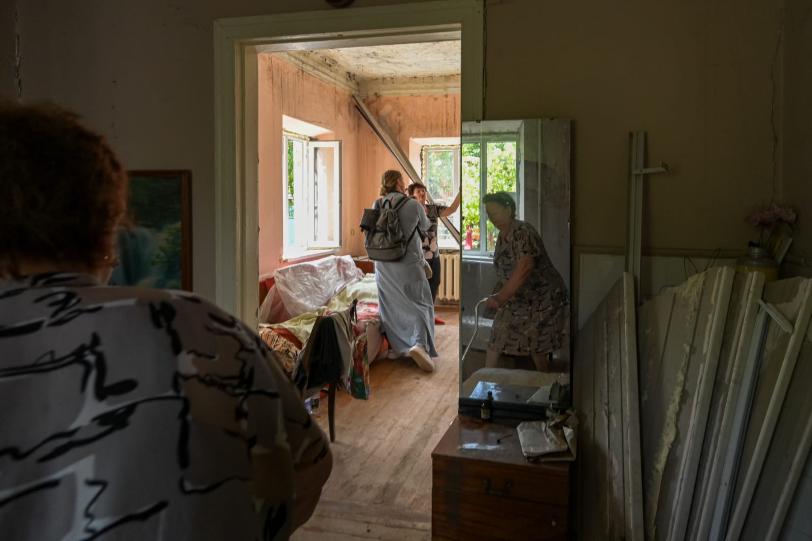 Женщины-ремонтники на восстановлении частных домов в Мариуполе