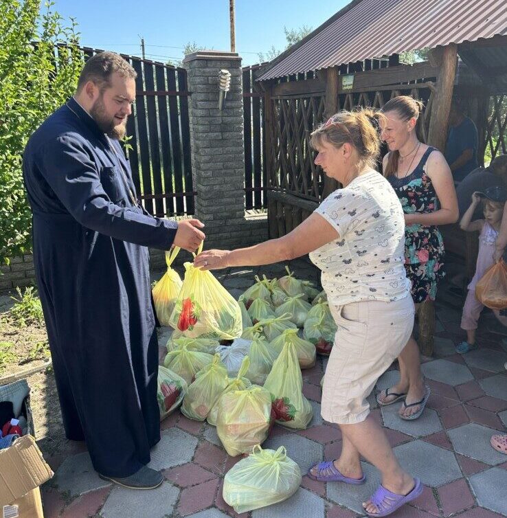 Раздача продуктовых наборов жителям Херсонской области от Джанкойской епархии